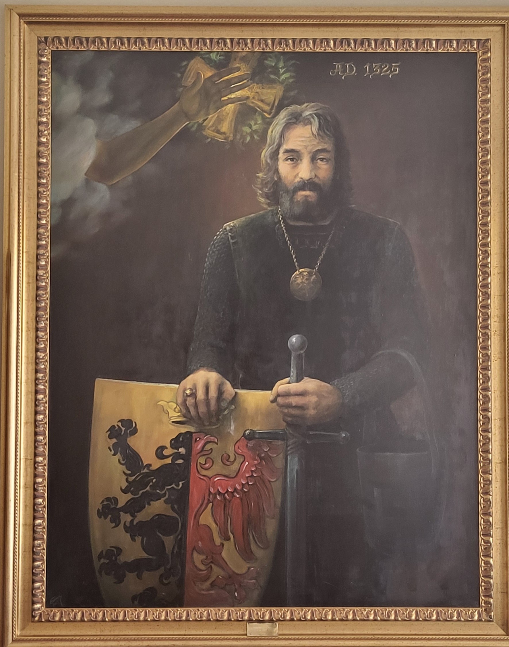 Portret rycerza z mieczem i tarczą herbową, powyżej złota ręka i data AD 1225.